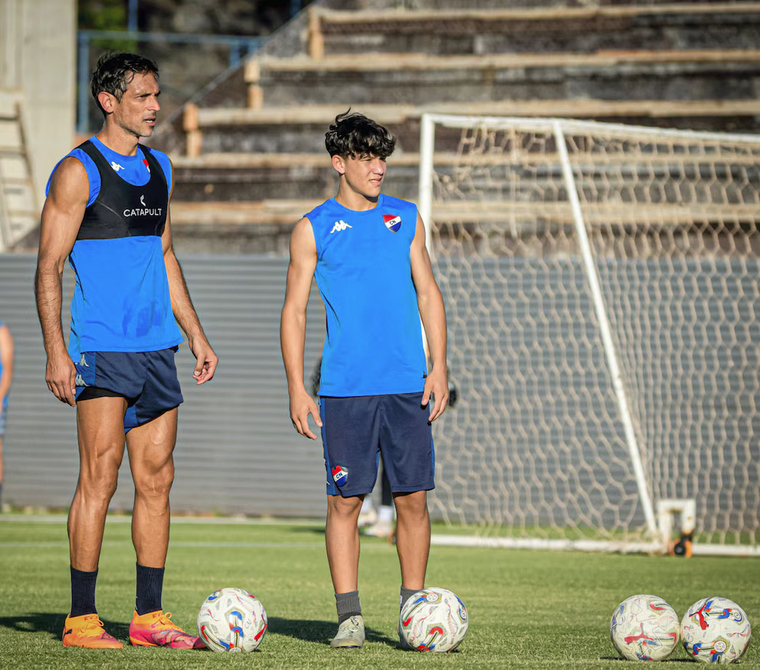 Santiago Benjam&iacute;n Galeano, de 13 a&ntilde;os, en pleno entrenamiento del equipo paraguayo junto al experimentado Roque Santa Cruz, de 44 a&ntilde;os.