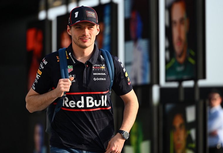 En su llegada a Jeddah, Verstappen no ocultó su fastidio por los rumores de una posible salida de Red Bull. Foto: @redbullracing