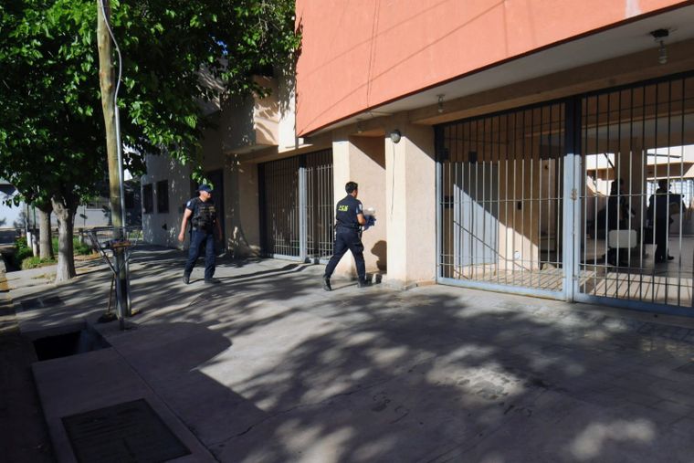 Efectivos de la Policía Científica comenzando a trabajar en la vivienda del barrio Unimev.Alfredo Ponce /MDZ