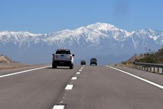 Vista imponente del Cordón del Plata desde la Variante Palmira, en ruta 7.&nbsp;