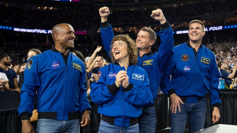La tripulación de Artemis II celebra con sus seguidores mientras asisten a la final de un partido de baloncesto universitario en Houston, Texas.