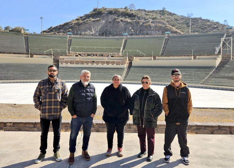 Diego Gareca posó con los productores de la fiesta electrónica que tendrá lugar en el Teatro Griego Frank Romero Day. Diego Gareca posó con los productores de la fiesta electrónica que tendrá lugar en el Teatro Griego Frank Romero Day.