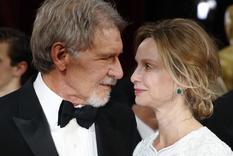 HARRISON FORD LE DIO SENTIDO A LA FRASE LA TERCERA ES LA VENCIDA. SU ÚLTIMO MATRIMONIO ES UN VERDADERO ÉXITO.