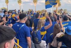 Los hinchas de Boca esperan la llegada de la delegación.