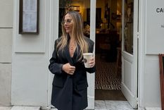 Caro Calvagni impone el look más fácil de conseguir: vestido negro y zapatillas Foto: Instagram