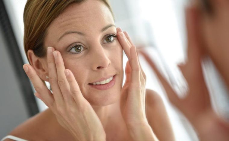 Podrás eliminar tus arrugas en los ojos con un accesible ingrediente de cocina. Foto: Shutterstock