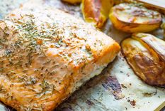 Salmón con patatas Una receta simple y deliciosa en pocos minutos Foto: Shutterstock