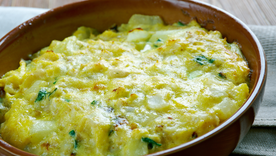 Esta receta se originó como una forma de aprovechar restos de bacalao desalado, convirtiéndose en un clásico de las tabernas. Esta receta se originó como una forma de aprovechar restos de bacalao desalado, convirtiéndose en un clásico de las tabernas.