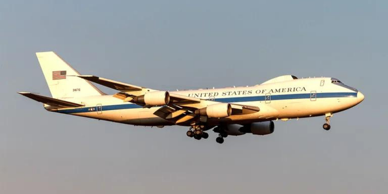 Nightwatch, el avión de la fuerza aérea de EE.UU. que acompañó al avión presidencial de Joe Biden