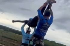 El momento previo en el que tiraron a la joven haciendo rope jumping en Brasil.