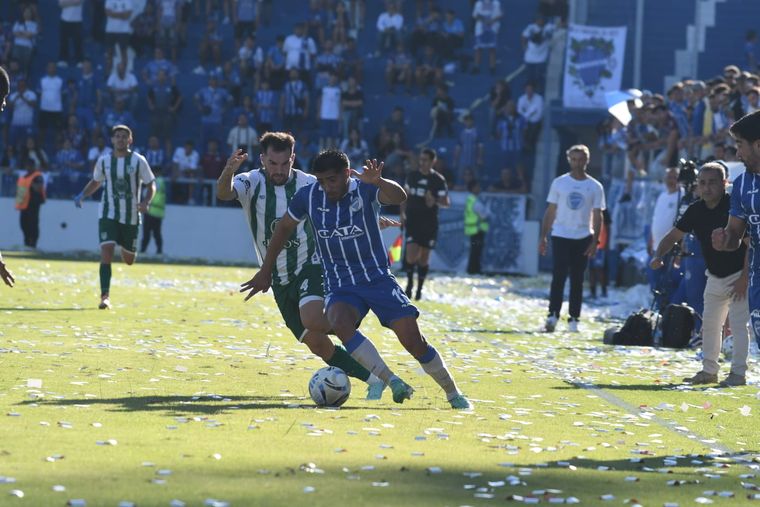Nahuel Ulariaga encara: el delantero del Tomba solo jugó el primer tiempo. Nahuel Ulariaga encara: el delantero del Tomba solo jugó el primer tiempo. 