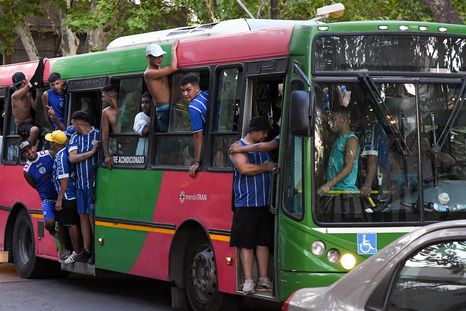 Desde el último fin de semana, el Gobierno dejará de prestar unidades de AUTAM para el traslado de los hinchas. Desde el último fin de semana, el Gobierno dejará de prestar unidades de AUTAM para el traslado de los hinchas.