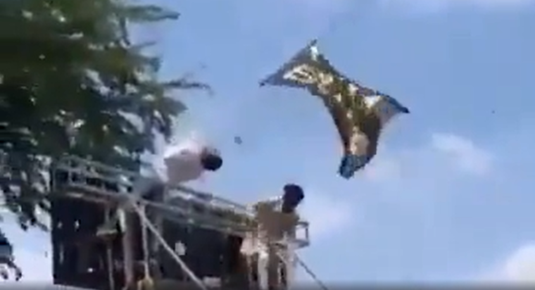 Impactante: un hombre en India murió electrocutado tras tocar un cable con una bandera en pleno festejo.