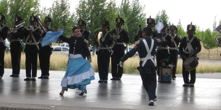 Miembros del RIM 11 bailan una cueca.