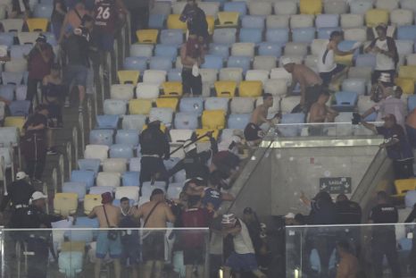 La policía reprimió a los hinchas de Lanús en las tribunas del Maracaná. La policía reprimió a los hinchas de Lanús en las tribunas del Maracaná.