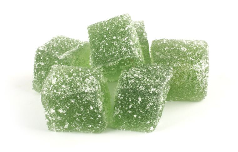 La receta de bombones de frutas de gelatina permite combinar varios jugos y frutas para crear colores y sabores divertidos. La receta de bombones de frutas de gelatina permite combinar varios jugos y frutas para crear colores y sabores divertidos.