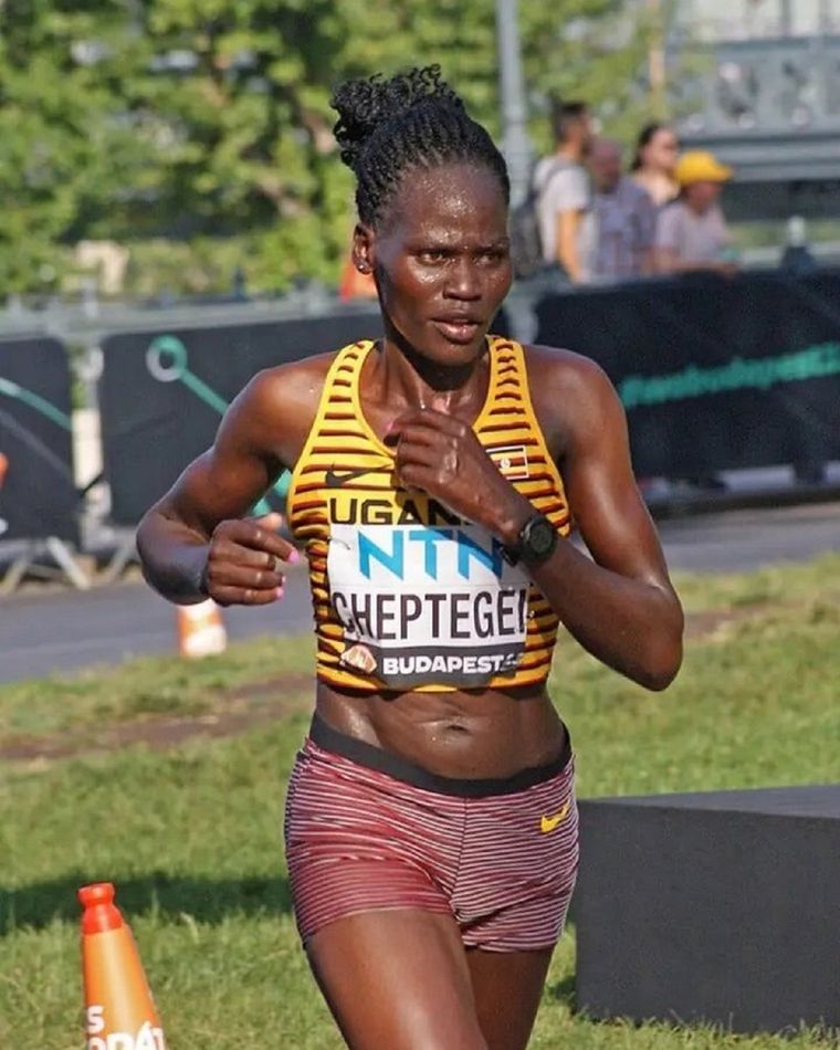La atleta ugandesa Rebecca Cheptegei murió tras sufrir un ataque de si pareja Foto: X @UgaAthletics2