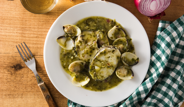 Aunque parece sofisticada, esta receta es baja en grasa y muy saludable gracias a su salsa a base de aceite de oliva, vino y perejil. Aunque parece sofisticada, esta receta es baja en grasa y muy saludable gracias a su salsa a base de aceite de oliva, vino y perejil.