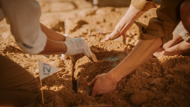 Israel reveló el hallazgo de tres entierros cristianos con figuras africanas esculpidas en materiales exóticos como ébano y hueso. Foto: Shutterstock