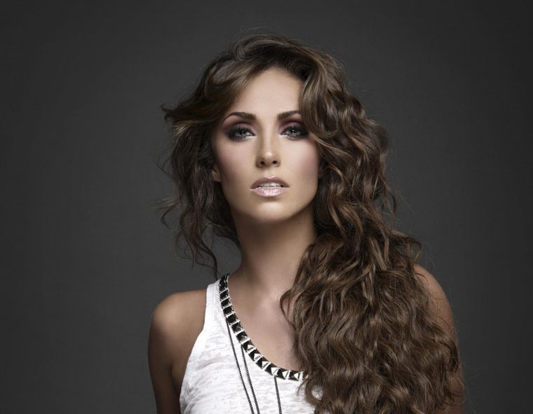 Anahí se unió a Juan Gabriel para lanzar una nueva versión de un clásico.