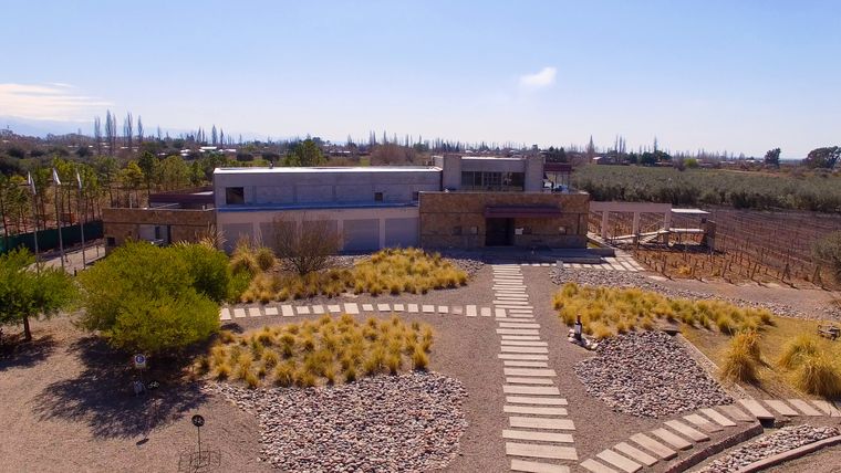 El edificio de Tempus Alba simboliza el encuentro entre el origen del fruto y el nacimiento del vino. El edificio de Tempus Alba simboliza el encuentro entre el origen del fruto y el nacimiento del vino.