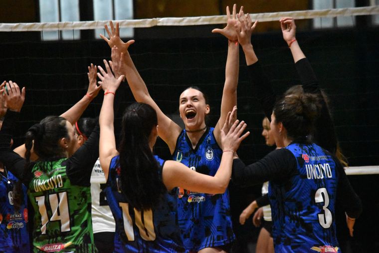 Universidad de Cuyo venció a COP en la final del Apertura femenino de vóley. Universidad de Cuyo venció a COP en la final del Apertura femenino de vóley.