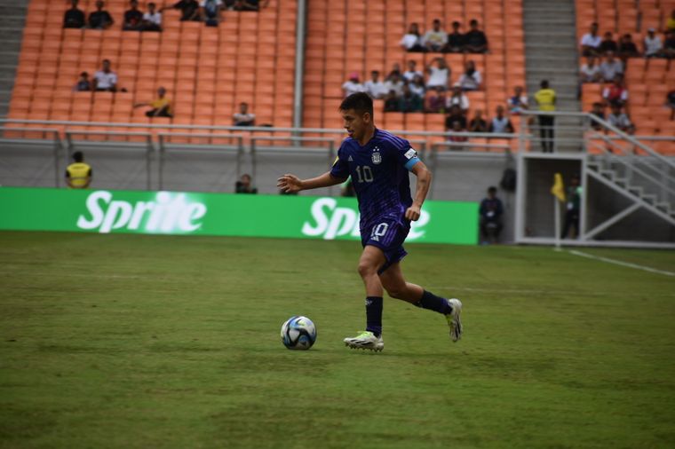 Echeverri domina la pelota ante Polonia. Foto: @Argentina