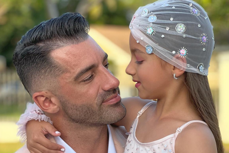 Toni Costa está orgulloso de su nacionalidad española y quiere transmitirle ese mismo cariño a su hija Alaia