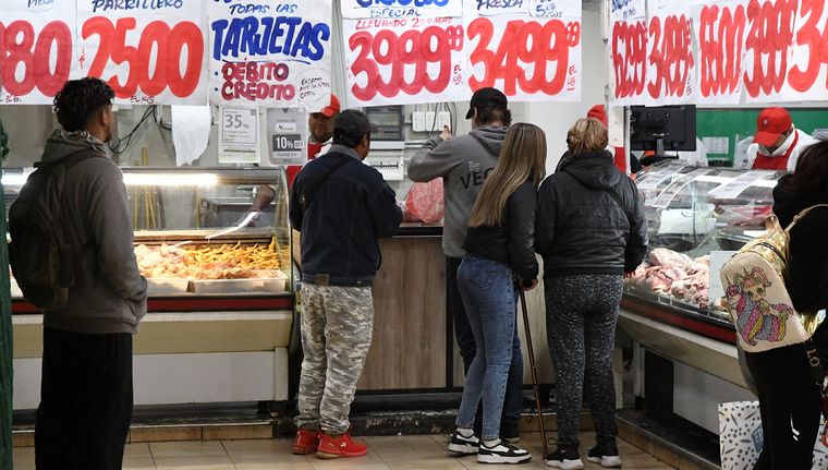 A lo largo de todo el mes, la entidad ofrece un reintegro del 40% en las compras realizadas en comercios barriales. Foto: Santiago Tagua/MDZ