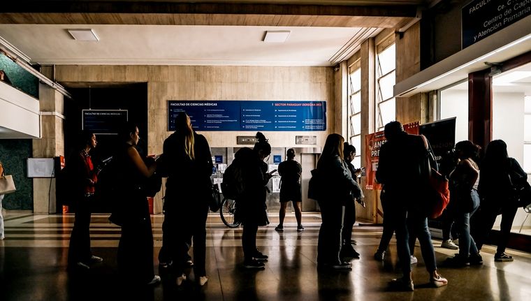 La Facultad de Medicina de la UBA sin luz por el ajuste. Foto: EFE