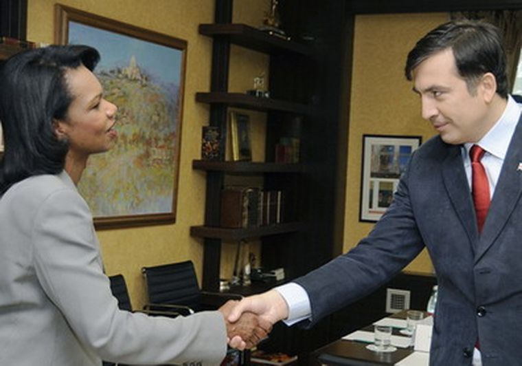 La secretaria de Estado de EE UU, Condoleezza Rice, y el presidente georgiano, Mijaíl Saakashvili. Foto: AFP