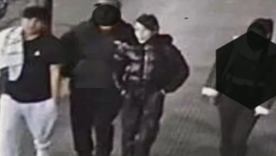 Los cuatro se juntaron en un local de comida rápida. Los cuatro se juntaron en un local de comida rápida.