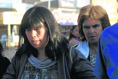 MDZol | Momento terrible. Micaela Yañez, madre de los dos hermanitos fallecidos, Tiago y Juan Matías, ayer a la tarde, luego de que los rescastistas hallaran los cuerpos de sus hijos.