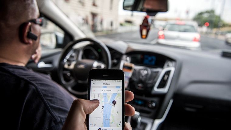 El conductor y las pasajeras fueron asaltados por ladrones armados