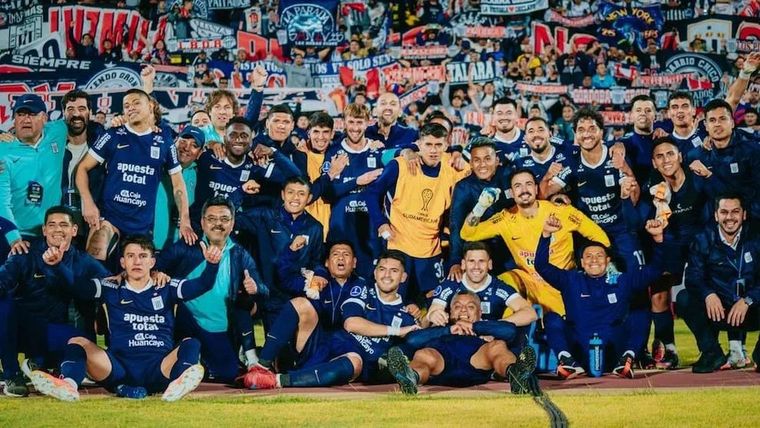 Mientras se espera por el fallo de la Conmebol, el presidente de Alianza Lima dio su opinión sobre quién debería ser descalificado entre Independiente y U. de Chile.