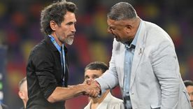 Un saludo que quedará para la historia. Eduardo Domínguez, DT de Estudiantes, con Claudio Tapia, presidente de la AFA, en plena premiación. Un saludo que quedará para la historia. Eduardo Domínguez, DT de Estudiantes, con Claudio Tapia, presidente de la AFA, en plena premiación.