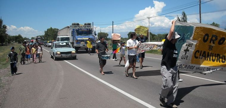 Ambientalistas marchando por la ruta 40.