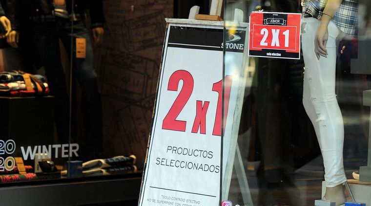 Los negocios del centro mendocino no podrán remarcar precios ante la corrida del dólar. Foto: ALF PONCE MERCADO / MDZ