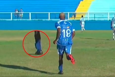 El futbolista brasileño Yuri de Carvalho da Silva juega con tobillera electrónica. El futbolista brasileño Yuri de Carvalho da Silva juega con tobillera electrónica.