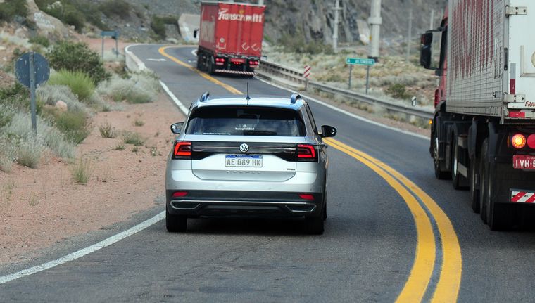 Incluso en zona de curvas, los conductores deciden hacer caso omiso a la doble línea amarilla Foto: ALF PONCE MERCADO / MDZ