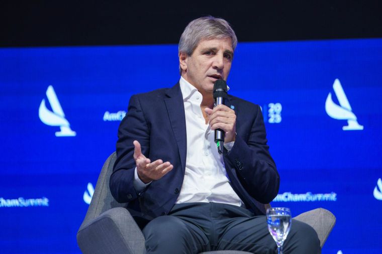 El ministro de Economía Luis Caputo busca contener el deslizamiento del dólar y por eso apeló a la intervención en el mercado cambiario, un instrumento que el Gobierno siempre había dejado de lado.