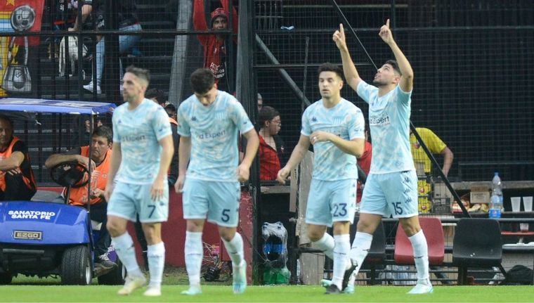 Racing gana, gusta y golea en Santa Fe. Foto: Télam