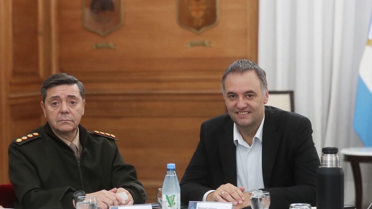 Manuel Adorni se reunió con el ministro de Defensa en medio de la crisis de la obra social militar