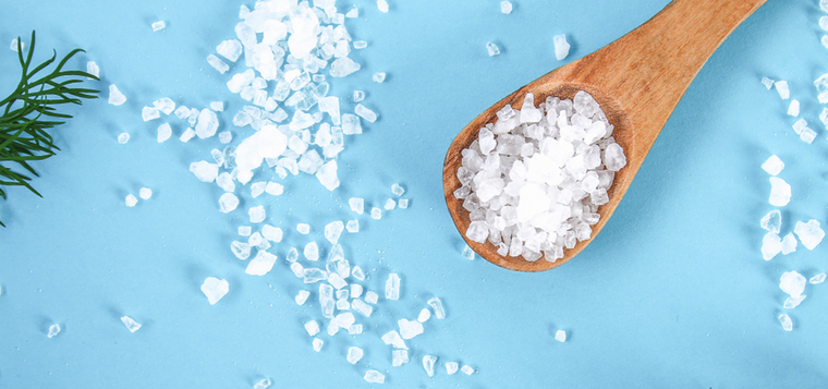 La sal tiene propiedades antibacterianas, desodorantes y abrasivas que pueden ayudar a eliminar la suciedad Foto: Shutterstock