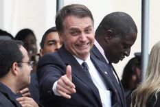 otra vez bolsonaro: el brasileno no se contagia, bucea en alcantarillas y no pasa nada