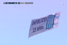 La bandera que se vio en la televisión y el estadio. Foto: Captura TNT Sports