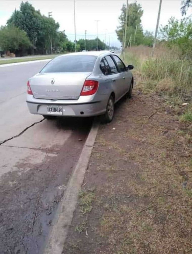 El auto estaba estacionado a un costado de la ruta