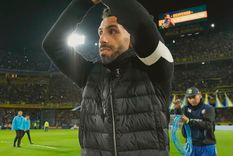 Tevez se llevó el homenaje de la Bombonera en su visita como DT de Rosario Central (foto: @BocaJrsOficial). Tevez se llevó el homenaje de la Bombonera en su visita como DT de Rosario Central (foto: @BocaJrsOficial).