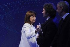 Pese a que la diferencia en la sumatoria positiva es estrecha, Bullrich logra recortar el rechazo general (56,4%) y se posiciona en el centro del tablero político. Pese a que la diferencia en la sumatoria positiva es estrecha, Bullrich logra recortar el rechazo general (56,4%) y se posiciona en el centro del tablero político.