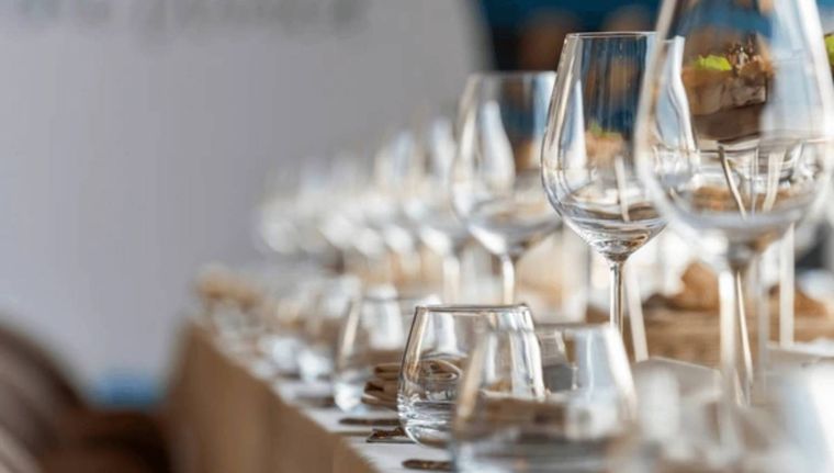 El tip para dejar tus copas de cristal como nuevas (Shutterstock).